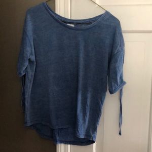 Relaxed blue tee w detailing on sleeves
